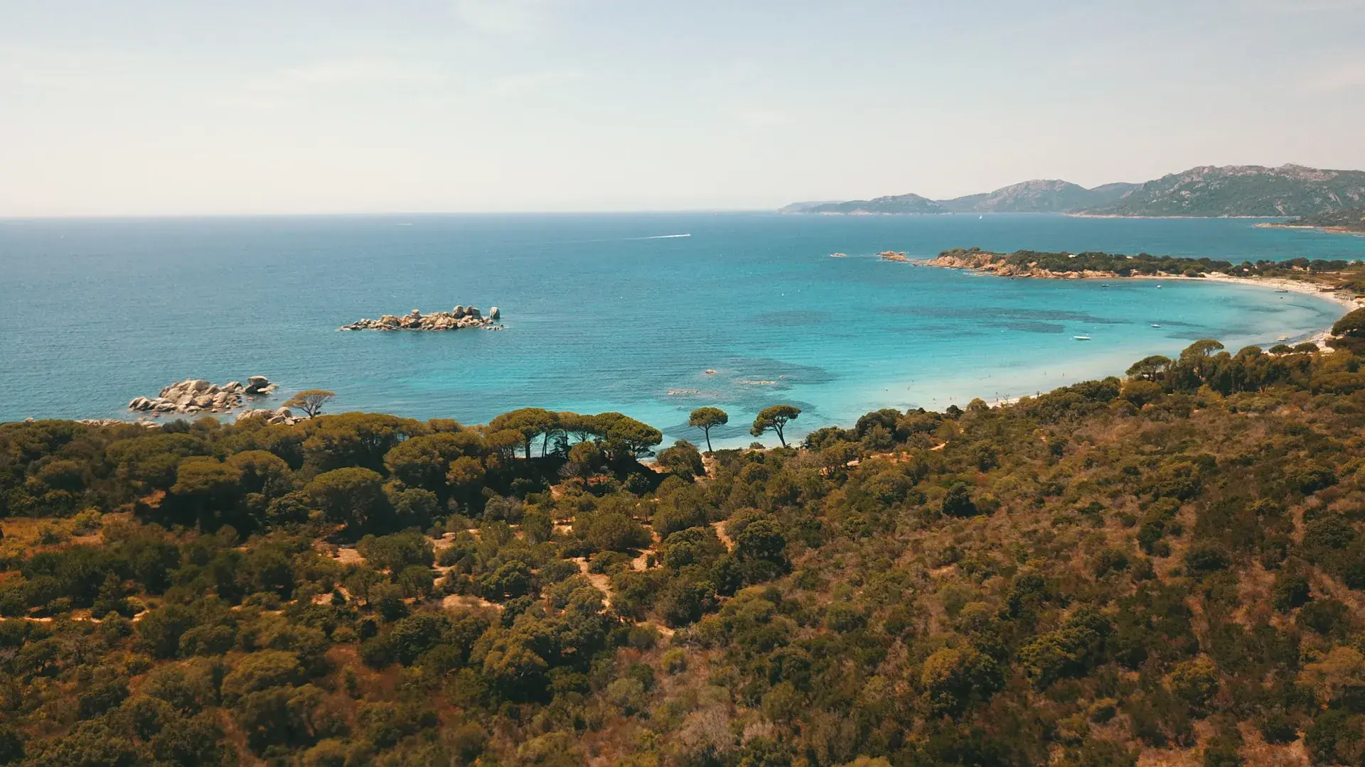 Vue panoramique sur la baie depuis la terrasse de Villa Azaitu