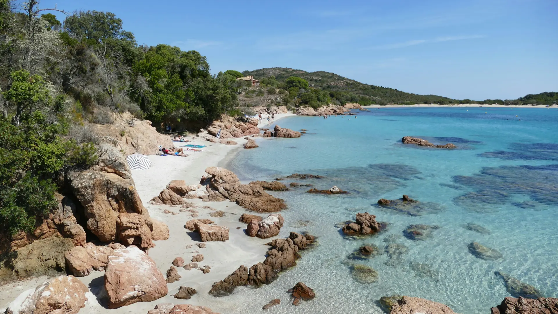 Famille sur une plage de Corse du Sud