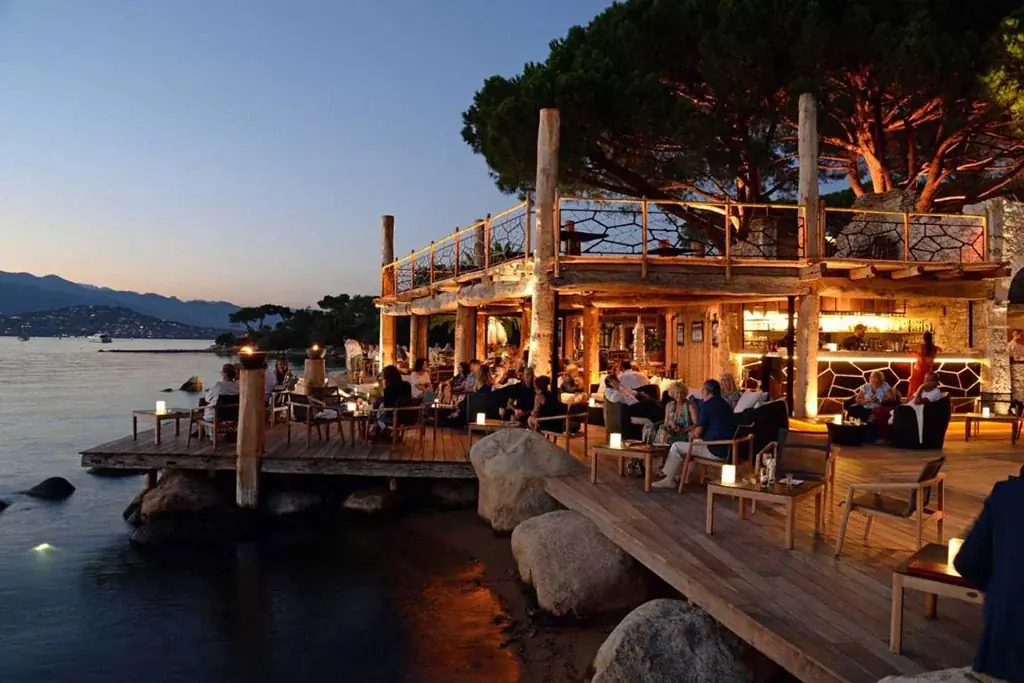 Terrasse de restaurant dans la citadelle de Porto-Vecchio
