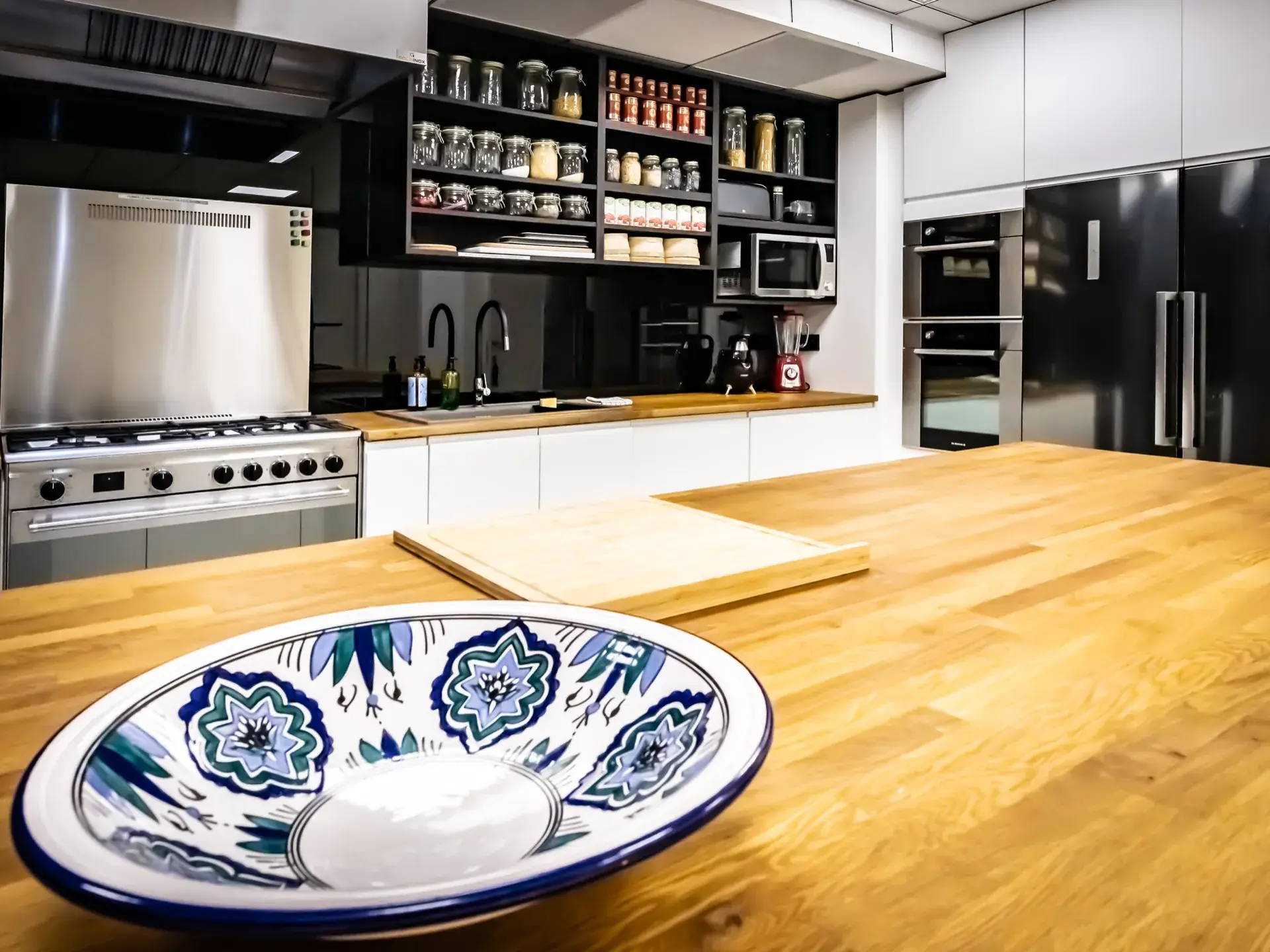 Buanderie avec rangements et espace de repassage - Villa Azaitu