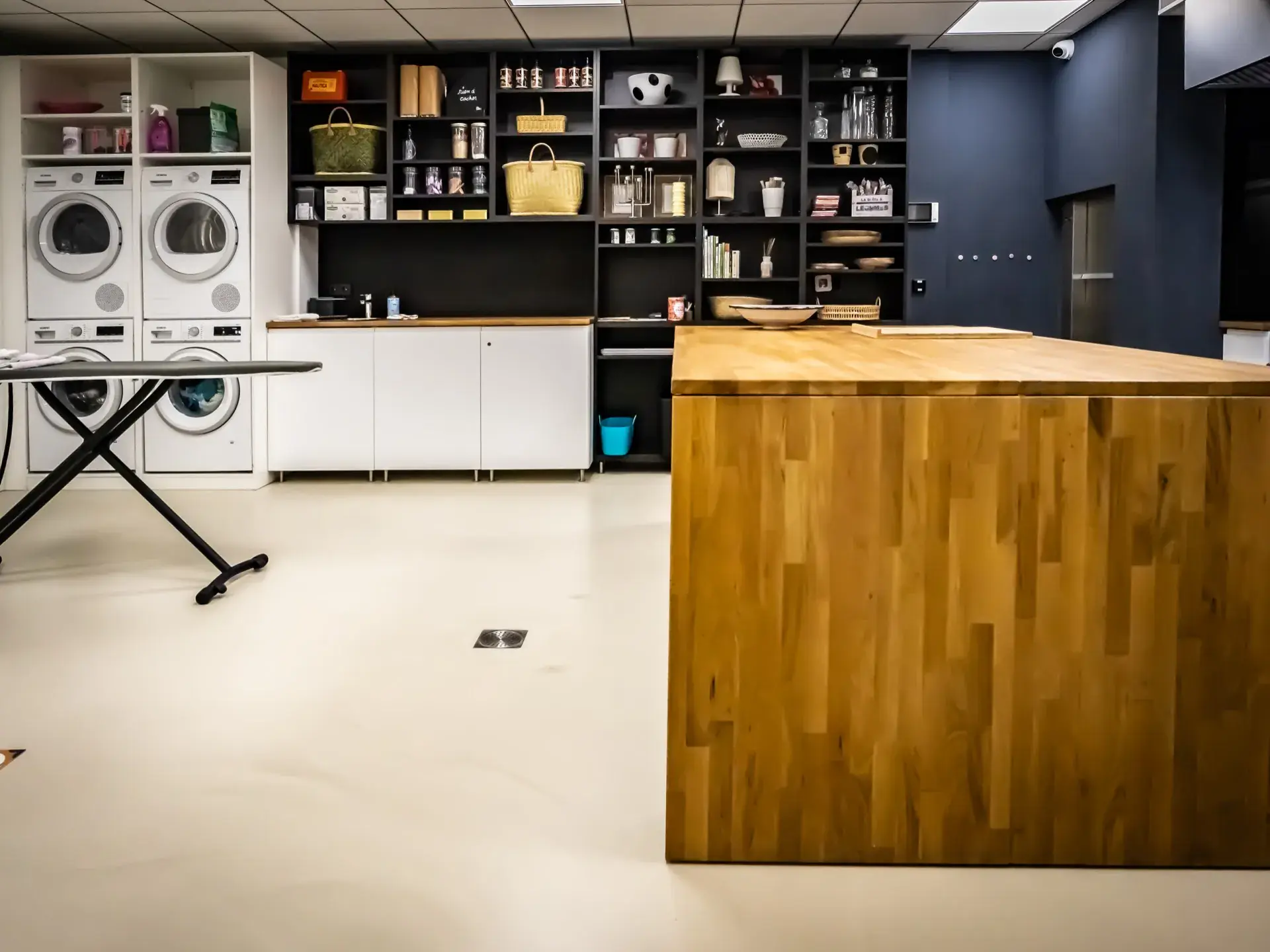 Buanderie équipée avec lave-linge et sèche-linge - Villa Azaitu