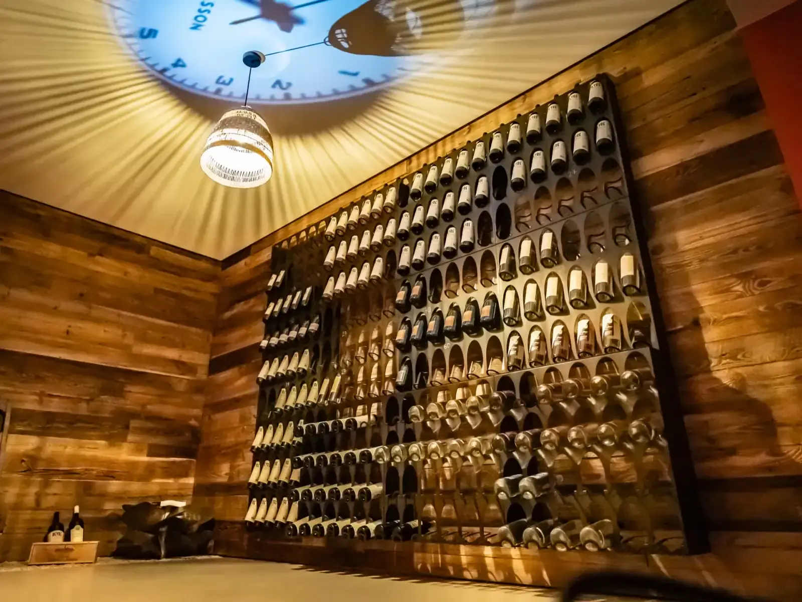 Cave à vins climatisée avec sélection de crus corses - Villa Azaitu