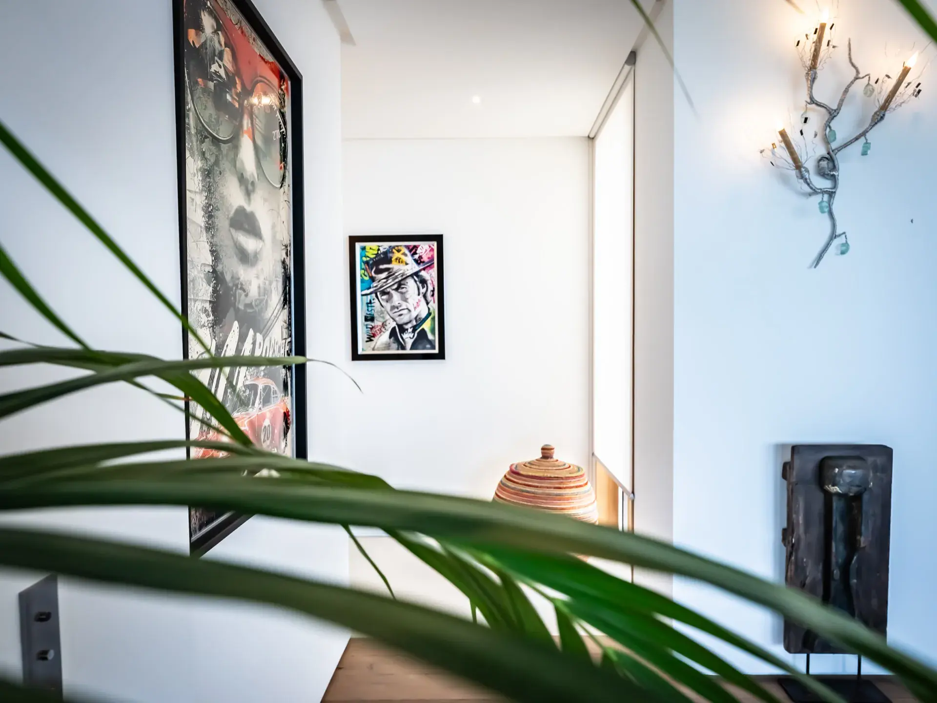 Couloir avec éclairage design et parquet - Villa Azaitu