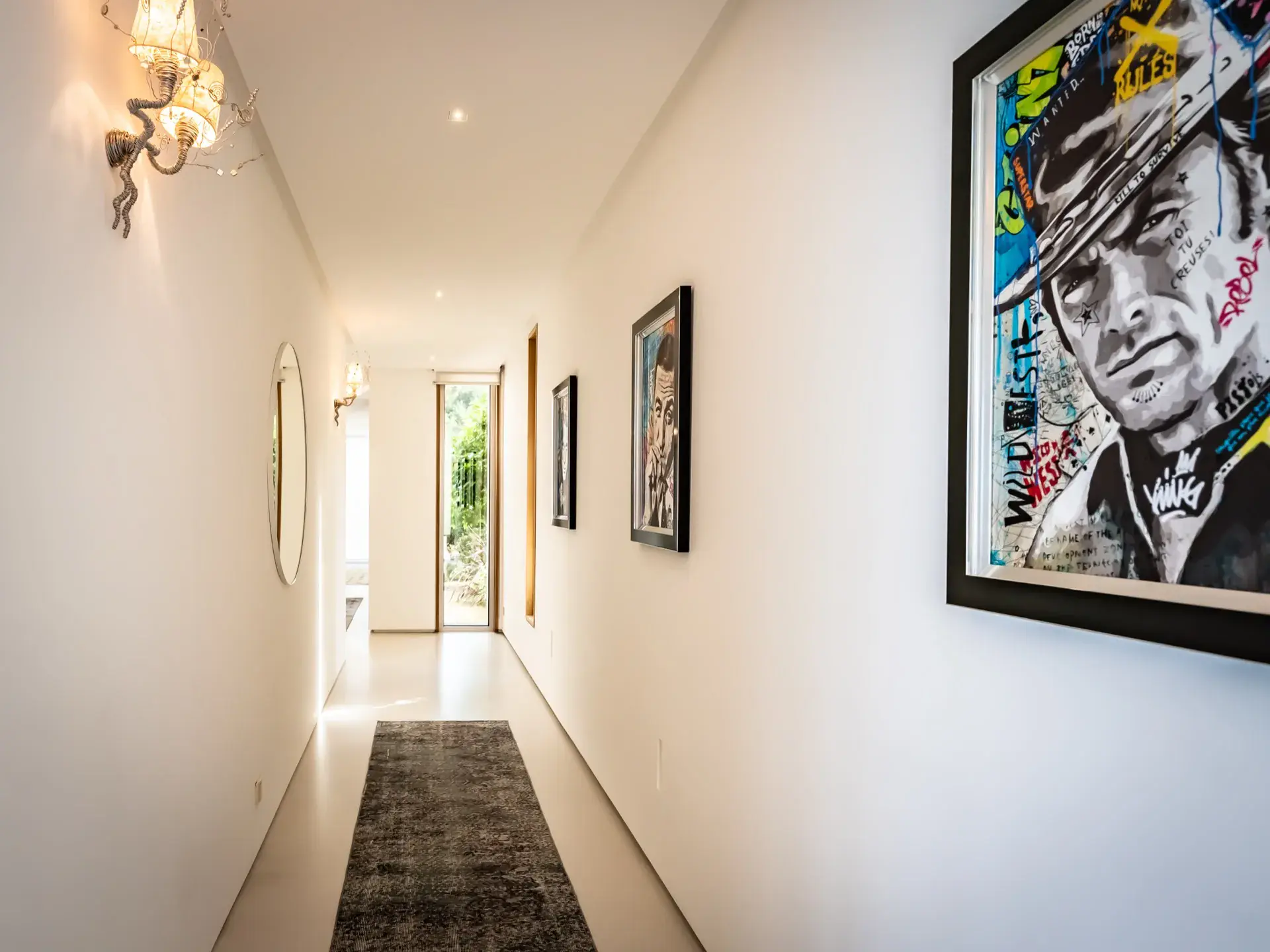 Couloir menant aux suites avec décoration soignée - Villa Azaitu