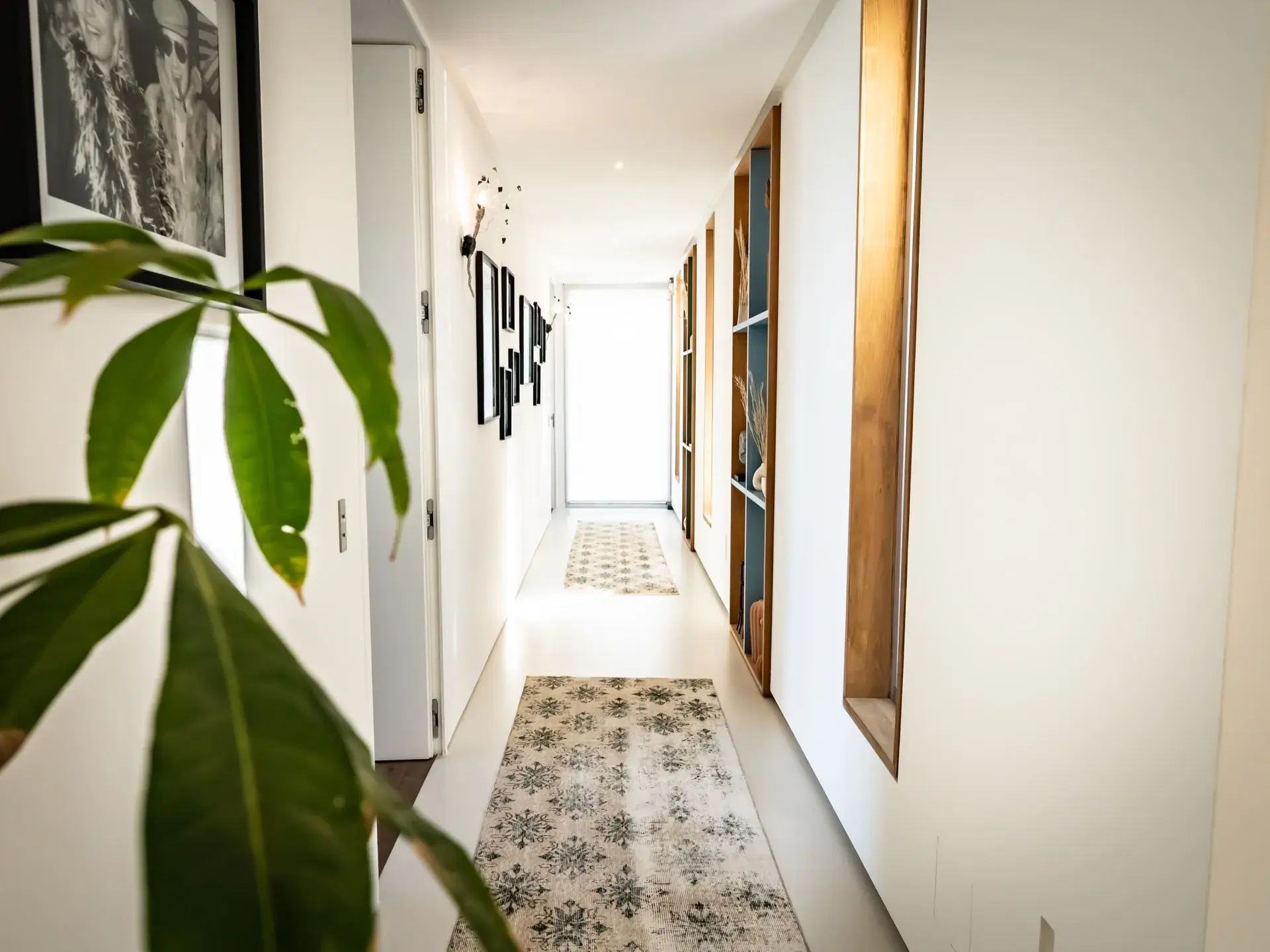 Perspective du couloir avec jeux de lumière - Villa Azaitu