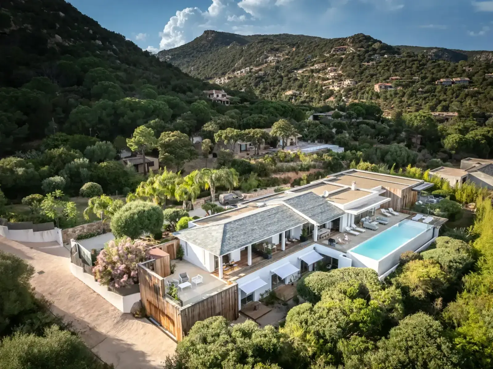 Vue aérienne panoramique de Villa Azaitu et la baie de Palombaggia