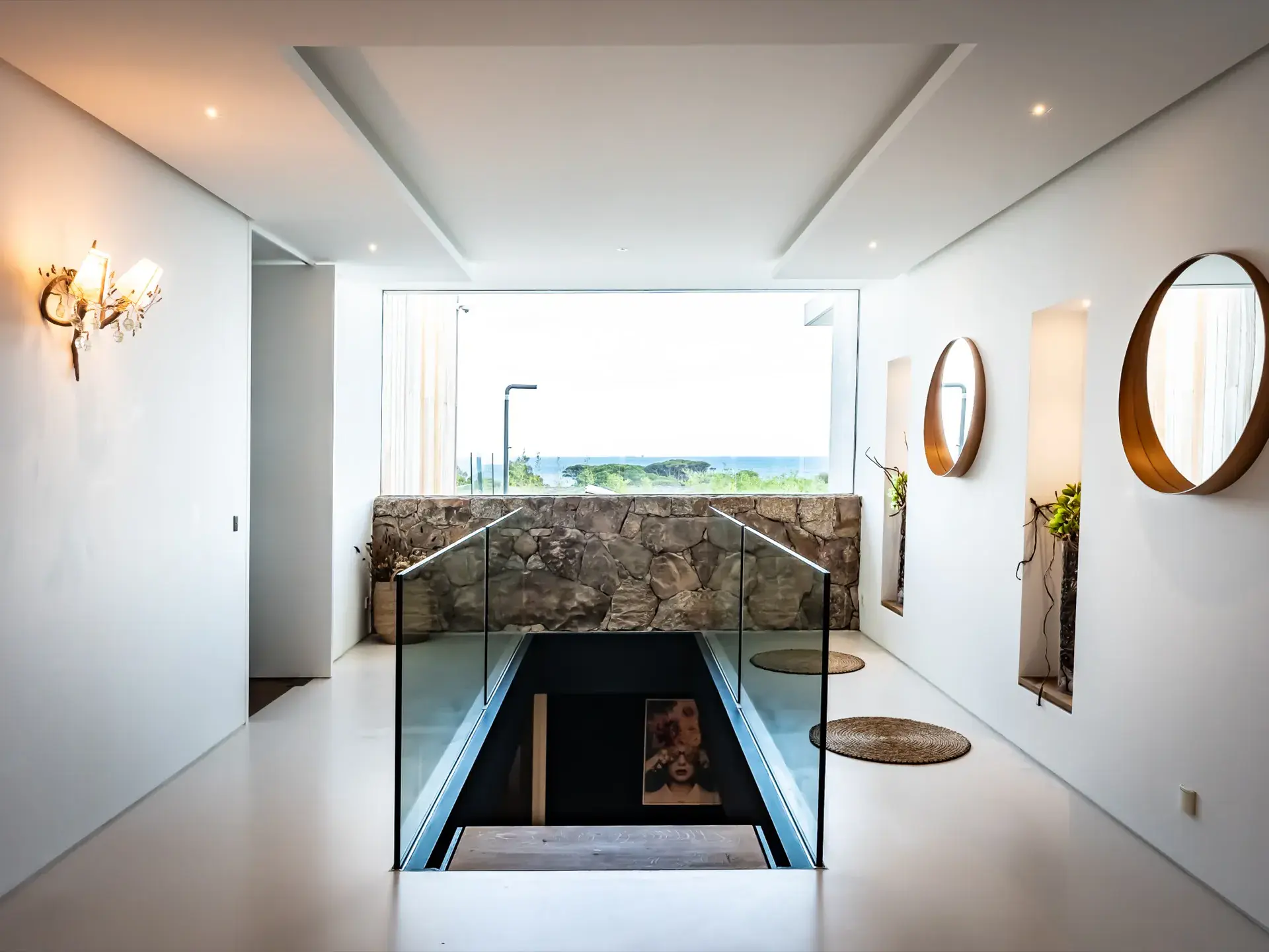 Entrée principale de Villa Azaitu avec vue sur la mer