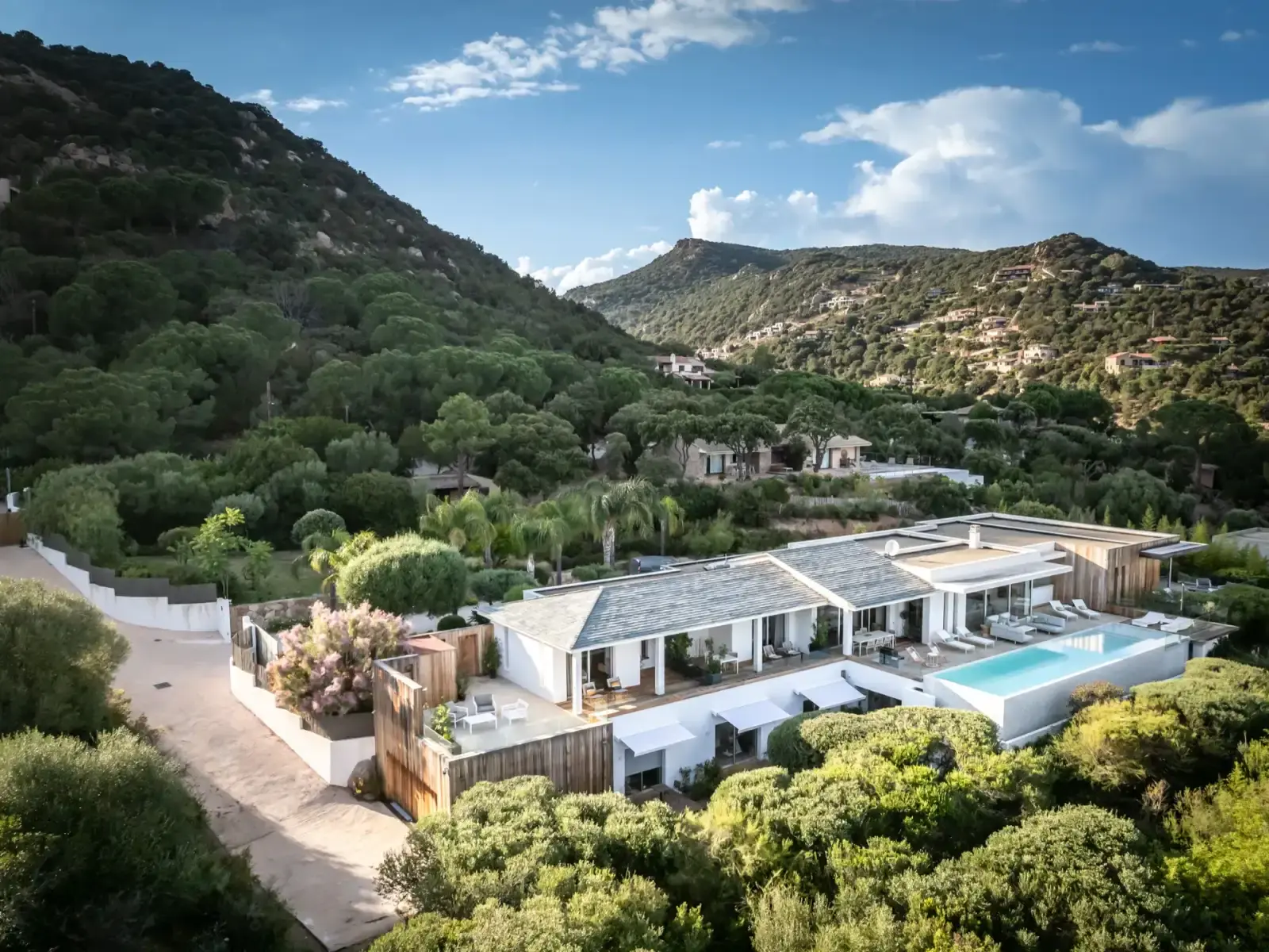 Villa Azaitu vue extérieure de nuit avec éclairage - Palombaggia