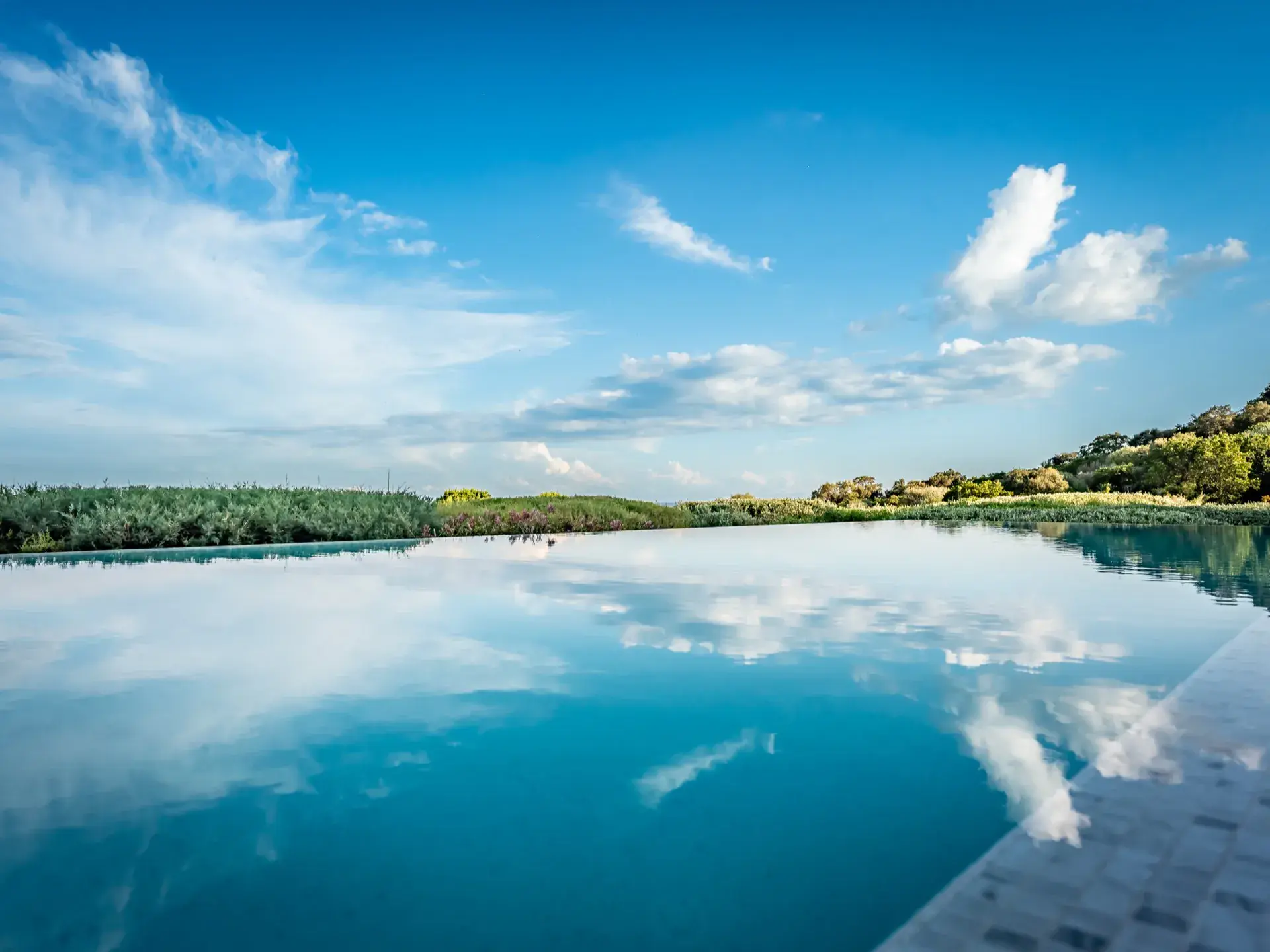 Vue plongeante sur la piscine et la mer Méditerranée - Villa Azaitu