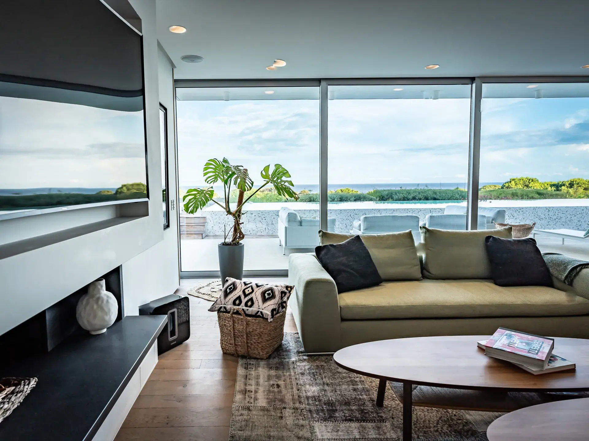 Salon lumineux avec baies vitrées panoramiques - Villa Azaitu