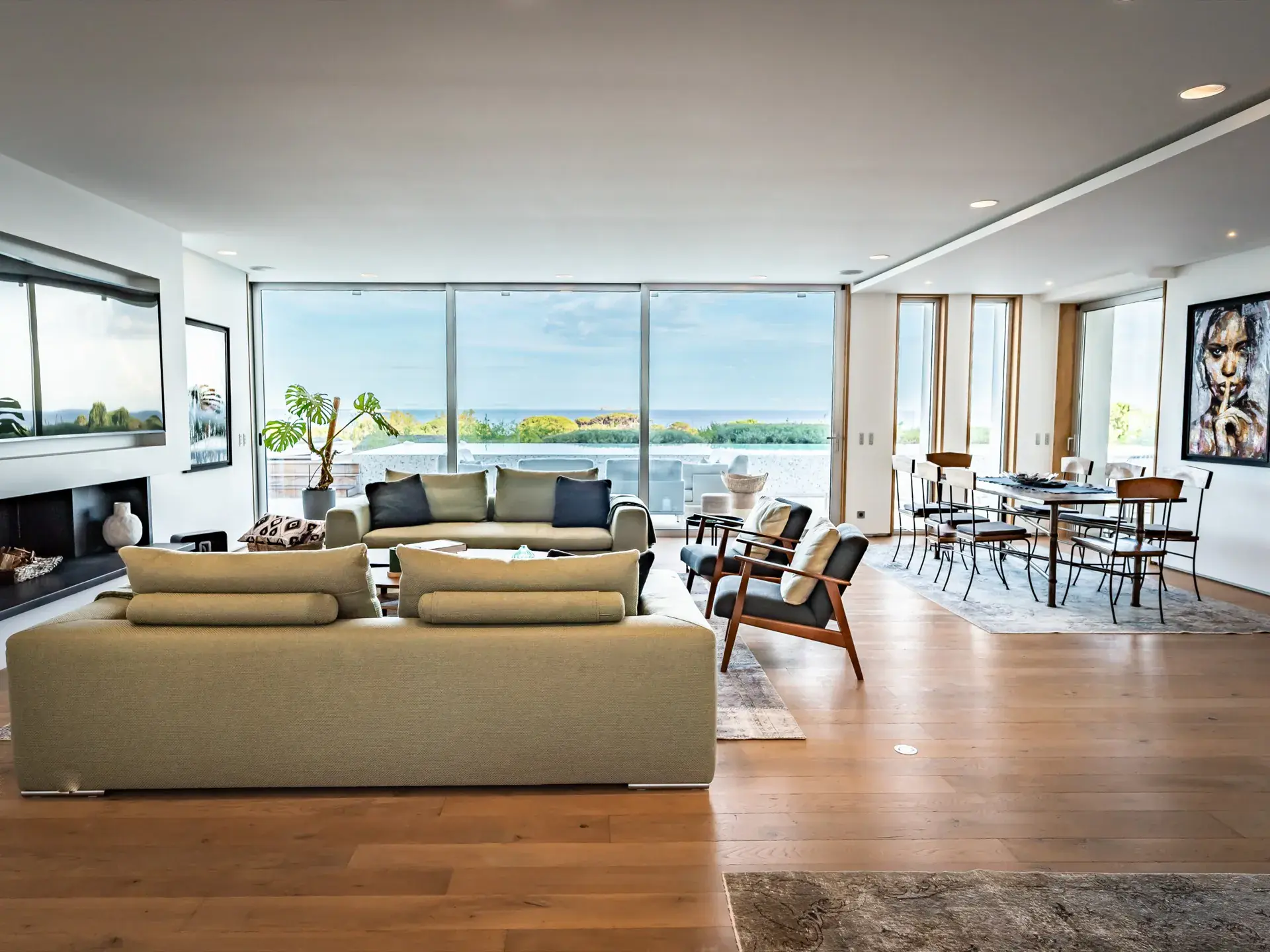 Espace salon avec cheminée et décoration contemporaine - Villa Azaitu