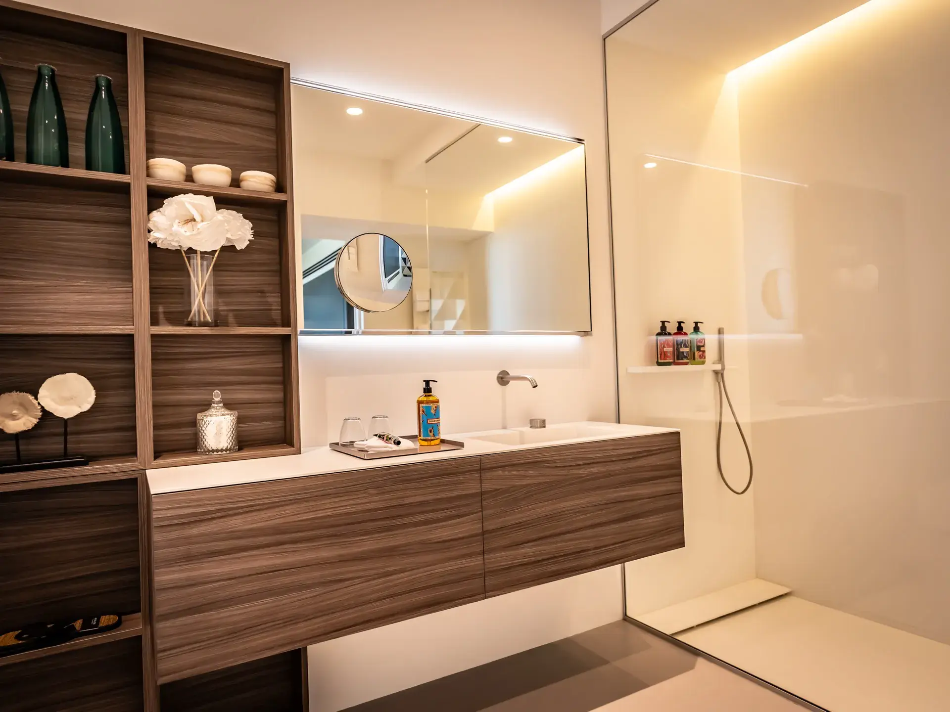 Salle de bain moderne avec douche à l'italienne - Villa Azaitu