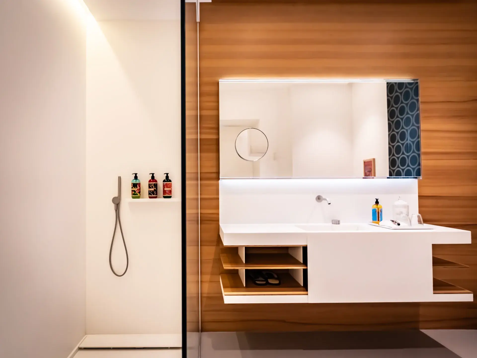 Salle de bain contemporaine avec vasque design - Villa Azaitu