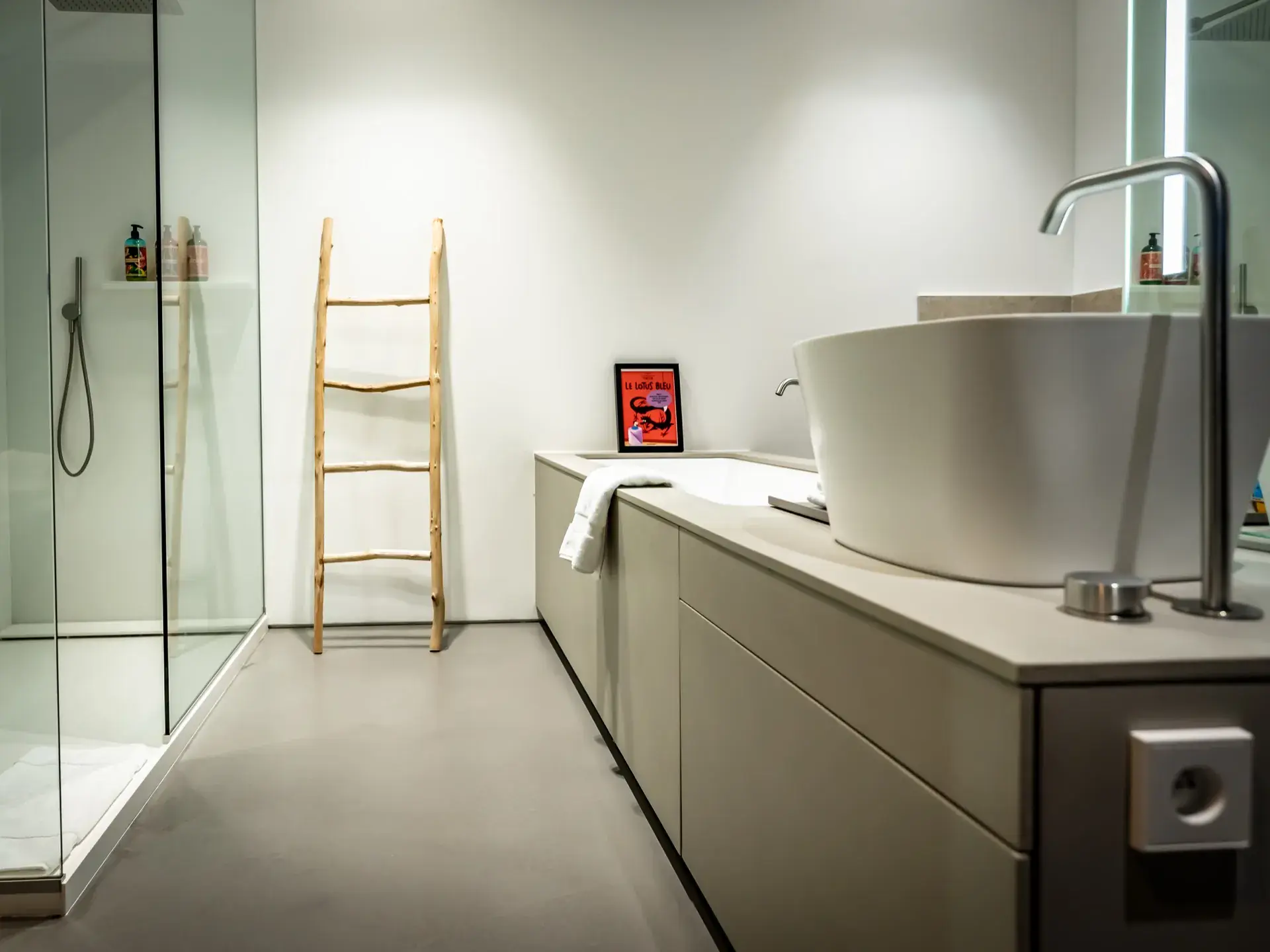 Salle de bain avec finitions en pierre naturelle - Villa Azaitu