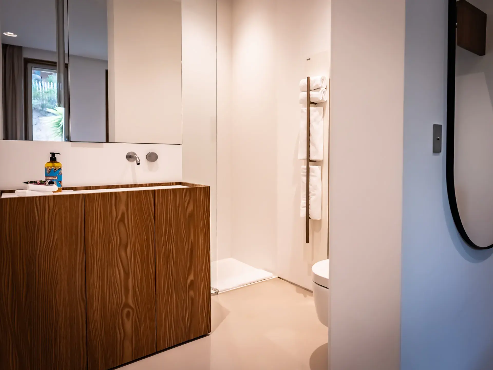 Salle de bain de la dépendance avec douche moderne - Villa Azaitu
