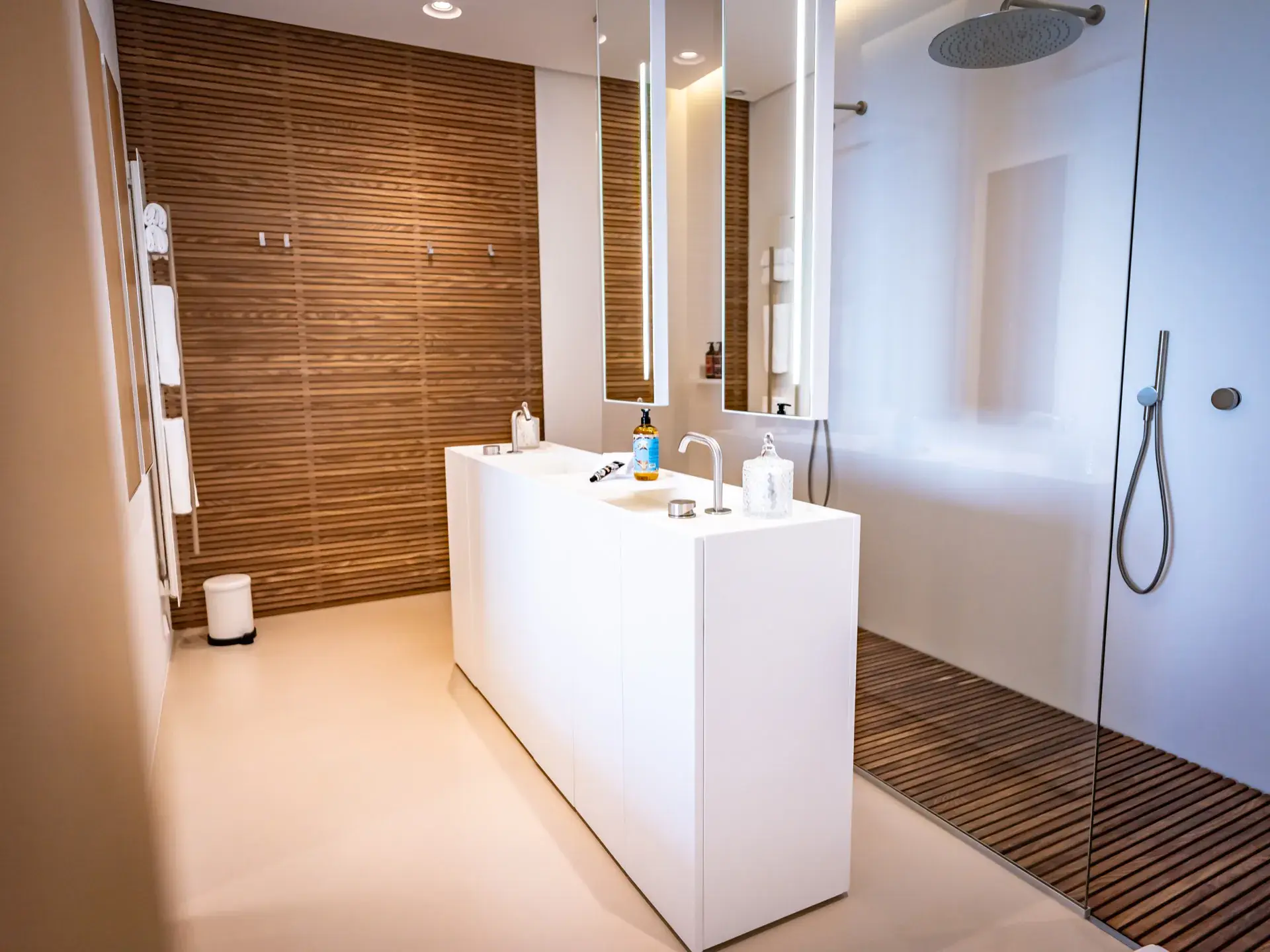 Salle de bain master baignoire et finitions haut de gamme - Villa Azaitu