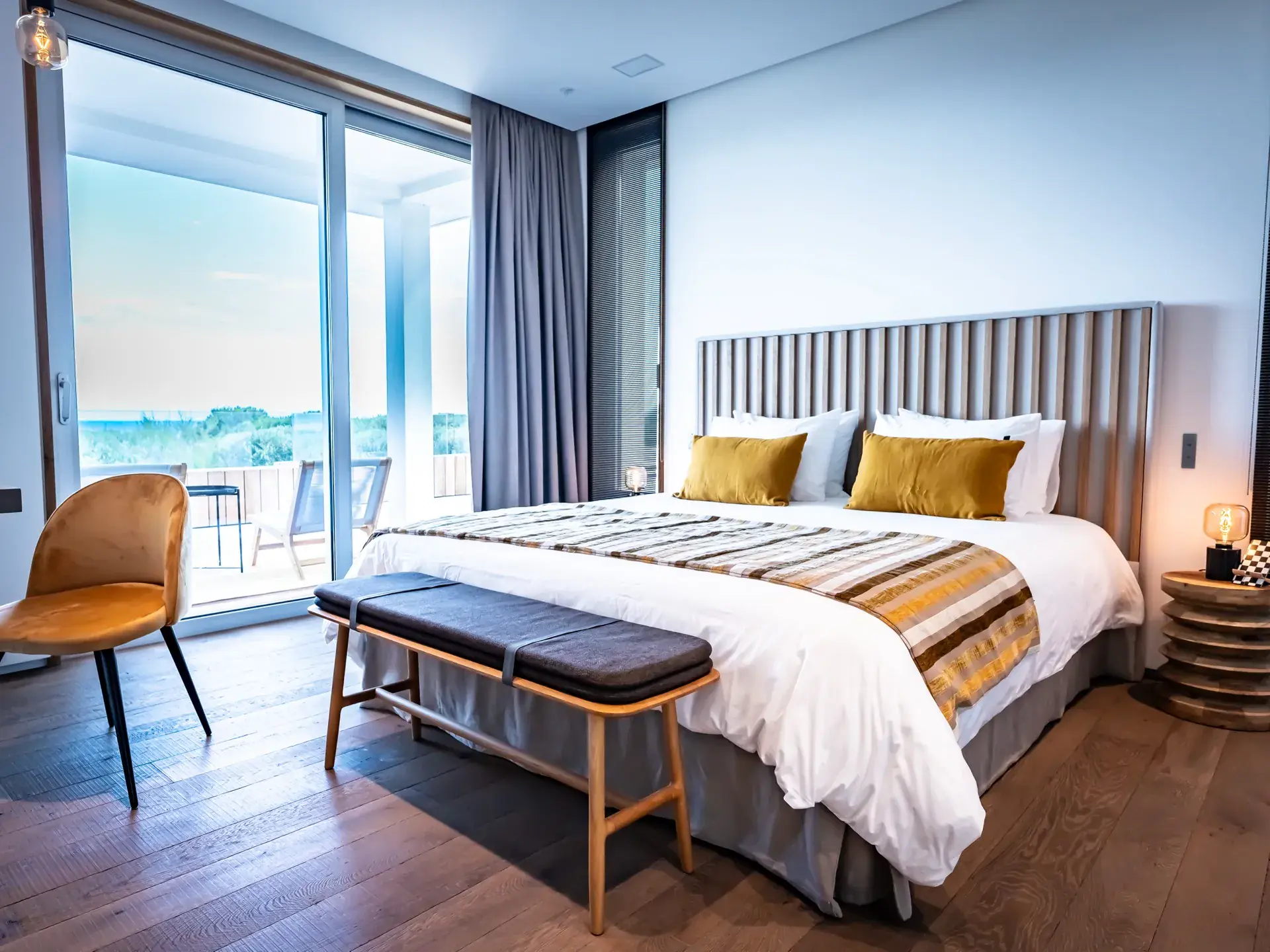 Suite 2 avec lit double et décoration contemporaine - Villa Azaitu