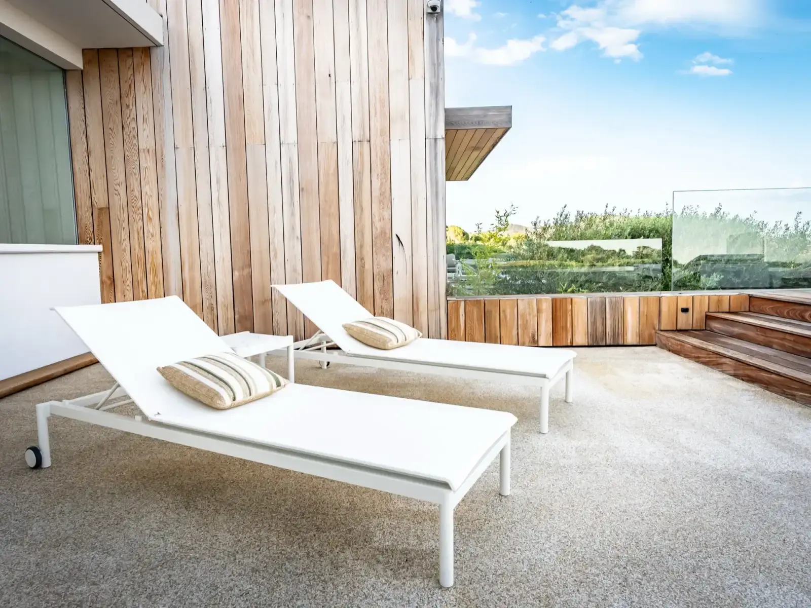 Espace détente avec transats au bord de la piscine - Villa Azaitu